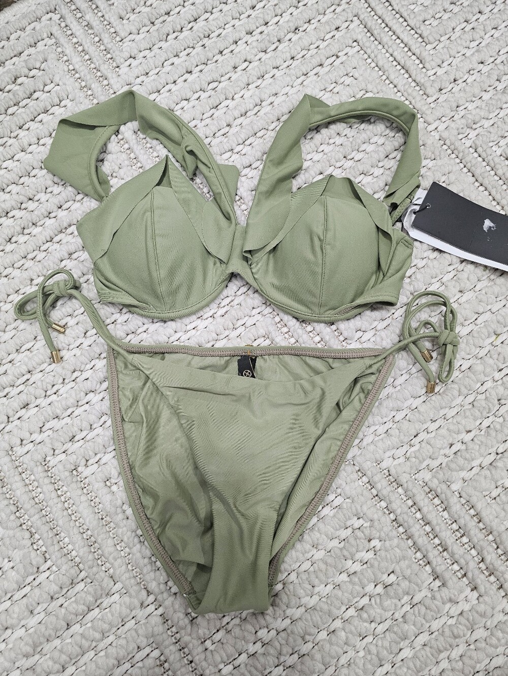 VIX PAULA HERMANNY SAGE GREEN V NECK RUFFLE BIKINI W Gold Accents SZ MEDIUM